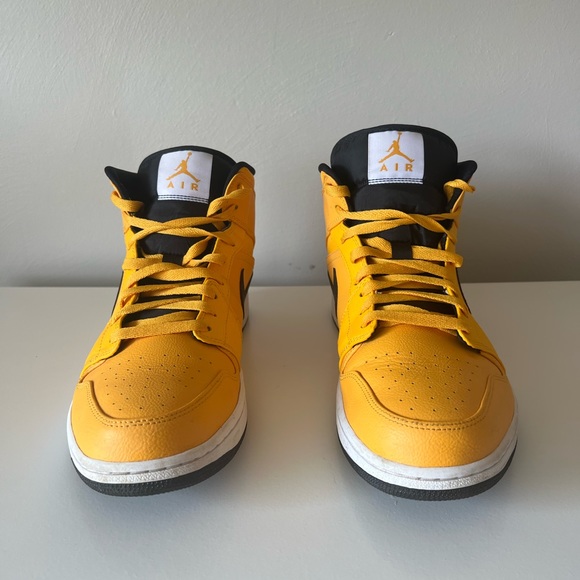 Yellow Jordan 1s size 13 - Picture 2 of 4
